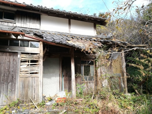 崩壊しそうな空き家