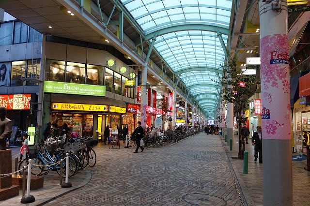 アーケードのある商店街~雨の日もお買い物のしやすいアーケード商店街です。
